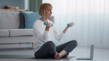 Sportif Son Sınıf Bayan Evde Dambıllarla Egzersiz Yapıyor