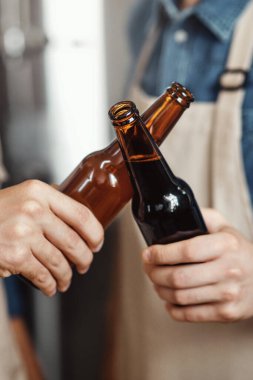 Uzman bira üreticisi, bira sahipleri bira fabrikasındaki taze içeceklerin kalitesini kontrol ediyor.