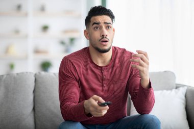 Şok olmuş Arap adam TV 'de film sallıyor