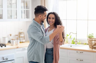 Romantik anlar. Mutlu Orta Doğu Eşleri Mutfakta Dans Ediyor ve Gülümsüyor