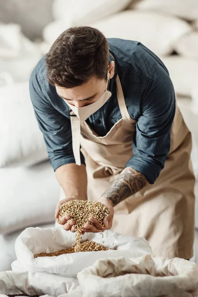 Trabalho em armazém com culturas e ingredientes para fazer cerveja artesanal em covid — Fotografia de Stock