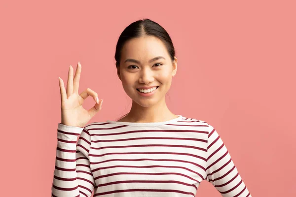 Está bien. alegre joven asiática dama mostrando ok gesto en cámara — Foto de Stock
