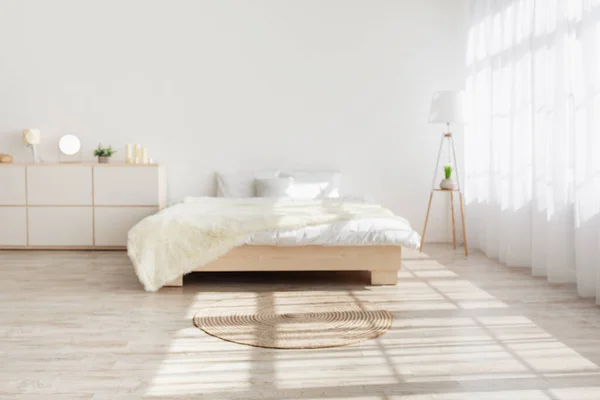 Никто в спальне интерьера в современном минималистском дизайне — стоковое фото