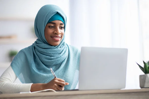 Educação online. preto muçulmano senhora no hijab estudando com laptop em casa — Fotografia de Stock