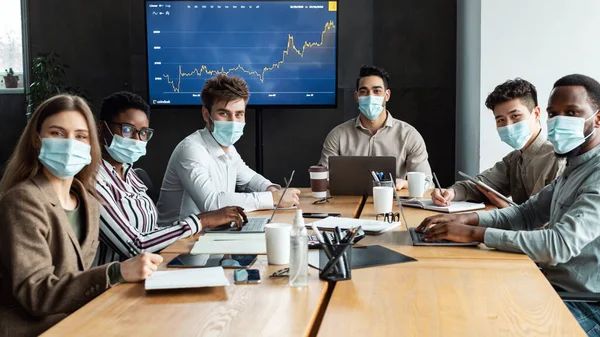 Chers collègues qui travaillent sur un projet au bureau, en regardant la caméra — Photo