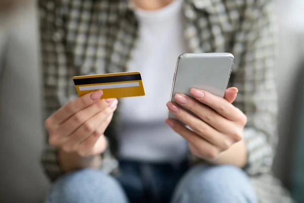 Обрезание женщины с мобильным телефоном и кредитной картой — стоковое фото