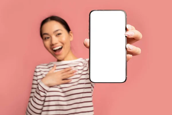 Great App. Удивлённая корейская леди показывает смартфон с большим чистым белым экраном — стоковое фото