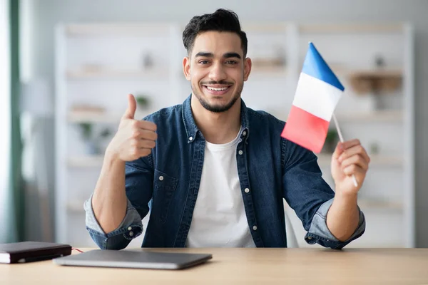 Un gars souriant avec le drapeau de France et montrant pouce vers le haut — Photo
