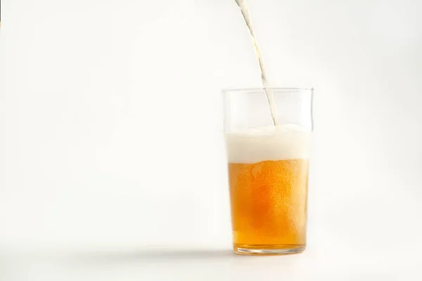 假日喝一品脱啤酒，在酒吧或酒吧里喝新鲜工艺饮料 — 图库照片