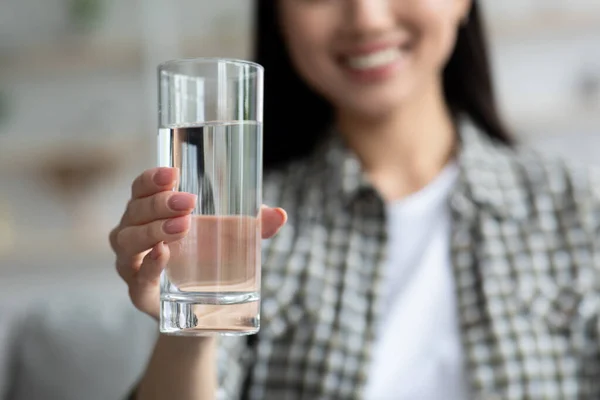 Vaso de agua en mano de mujer joven, primer plano — Foto de Stock