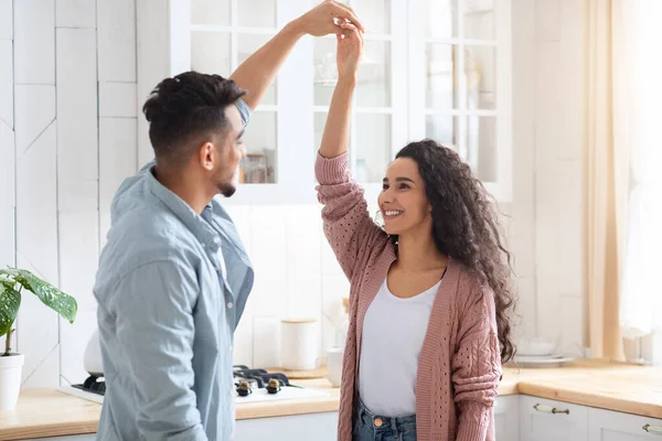 Romántico doméstico. Amar a los jóvenes cónyuges árabes bailando juntos en la cocina —  Fotos de Stock