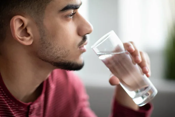 Primo piano dell'uomo arabo che beve acqua a casa — Foto Stock