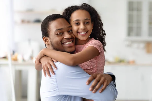 Uroczy czarny rodzina ojciec i córka przytulanie, przestrzeń kopiowania — Zdjęcie stockowe
