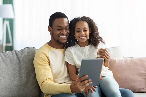 Glücklicher schwarzer Vater und Tochter nutzen gemeinsam digitales Tablet — Stockfoto