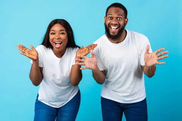 Porträt eines aufgeregten jungen schwarzen Paares, das gute Nachrichten hört — Stockfoto