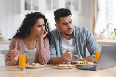 Endişeli Ortadoğu Eşleri Kahvaltı Sırasındaki Haberleri İnternette İzliyor