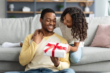 Şirin kıvırcık kız babasına sürpriz yapıyor.