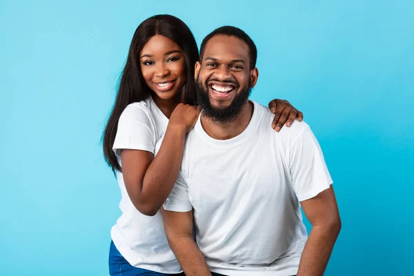 Afro-Amerikaanse vrouw knuffelen met haar man in studio — Stockfoto