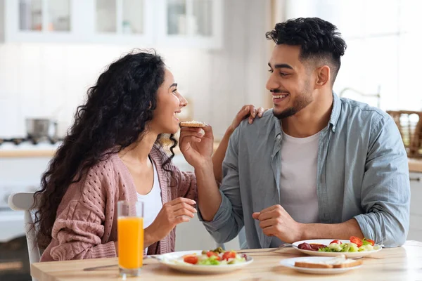 Feliz pareja árabe joven disfrutando de desayunar juntos en casa — Foto de Stock