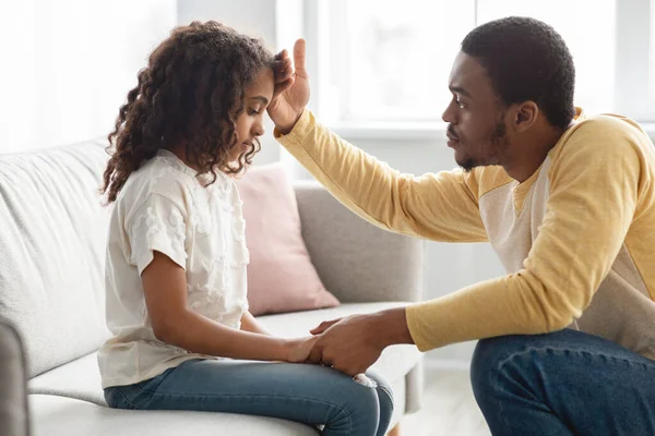 Père noir touchant son front d'enfant, intérieur de la maison — Photo