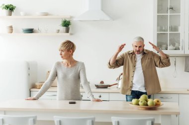 Tartışma, yanlış anlama ve evde çatışma, covid-19 tecrit