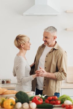 Covid-19 salgını sırasında evde yemek pişirirken eğleniyorum. Sevgililer Günü, yıldönümü