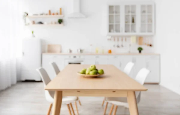 Photo floue de la cuisine classique scandinave avec des détails en bois et blanc. Table à manger et mobilier léger — Photo