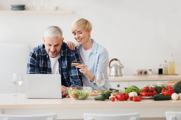 Beställ online, köp produkter och betala för tjänsten på internet — Stockfoto