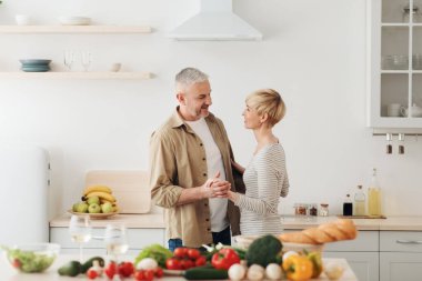Yıldönümü, romantizm ve randevunun tadını çıkar.