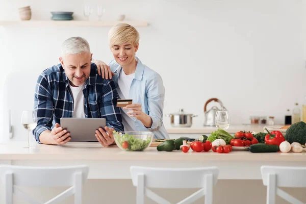 Emociones positivas, ir de compras juntos, ordenar en línea en casa durante el autoaislamiento covid-19 — Foto de Stock