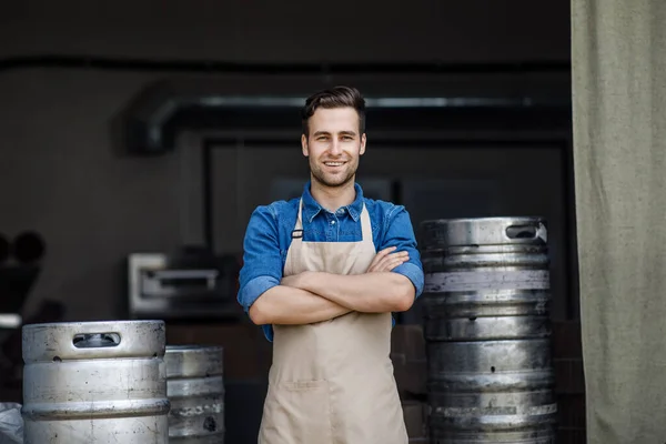 Trabajador cervecero de confianza, propietario de una pequeña empresa, producción de bebidas artesanales y destilería — Foto de Stock