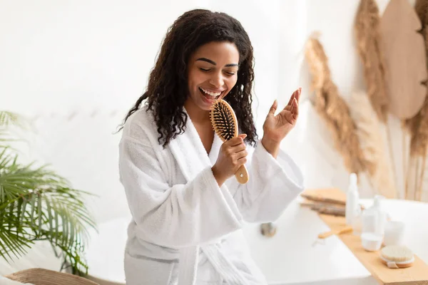 Black Woman Holding Hairbrush Singing And Having Fun In Bathroom — Stok Foto