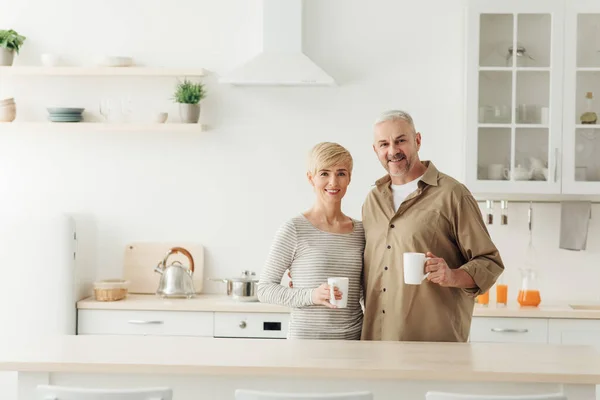 Emociones positivas, humor alegre, buenos días, pausa para el café, desayuno acogedor y confort en el hogar — Foto de Stock