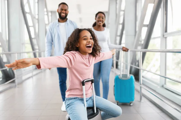 Felice famiglia nera in viaggio con il bambino, in piedi in aeroporto — Foto Stock