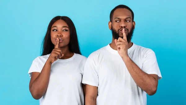 Negro pareja puting dedo en los labios, haciendo silencio signo —  Fotos de Stock