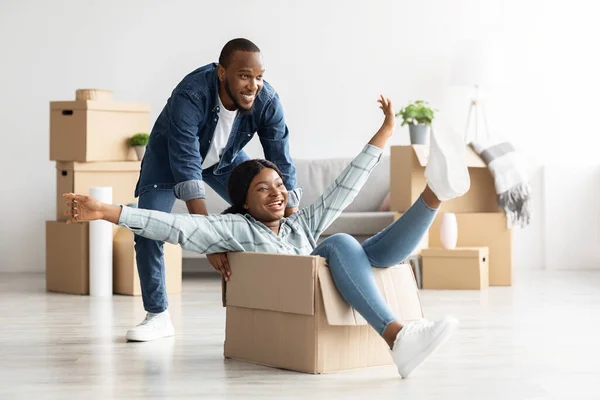 Alegre afro-americano casal se divertindo no seu novo apartamento — Fotografia de Stock