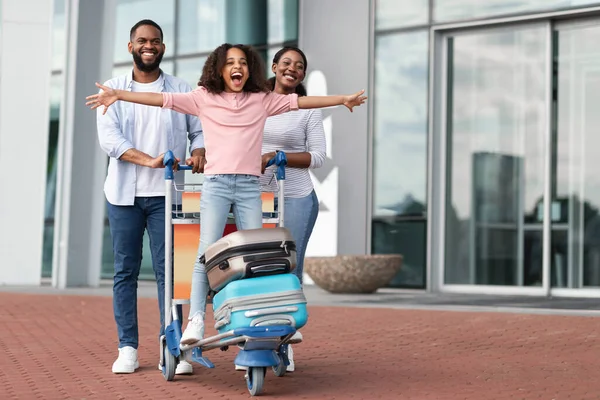 Felice famiglia nera in viaggio con il bambino, divertirsi in aeroporto — Foto Stock