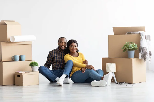 Eigen huis. Gelukkig Afrikaans Amerikaans paar vieren verhuizing naar nieuwe flat — Stockfoto