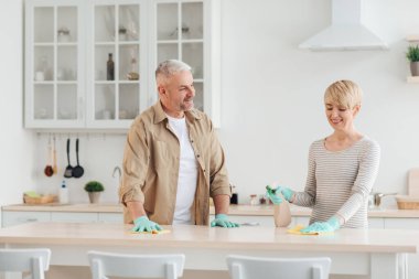 Pozitif bir çift ev işlerini birlikte yapıyor, konuşuyor ve Cavid-19 'da boş vakitlerin tadını çıkarıyor.