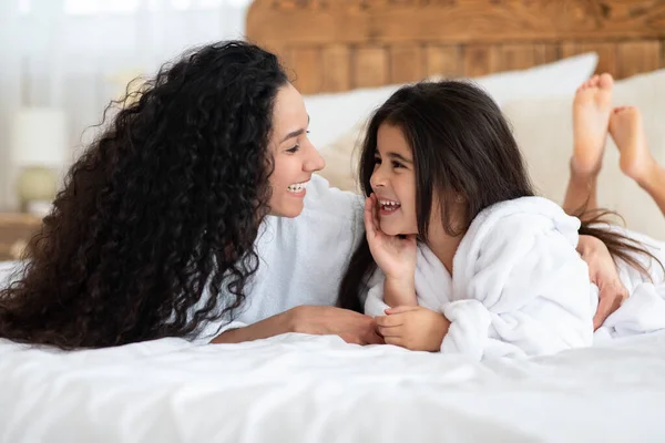 Piękna matka i córka w szlafrokach śmieją się — Zdjęcie stockowe