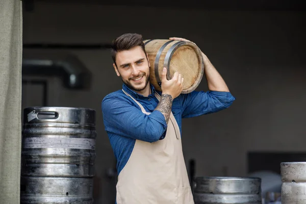 Trabalho na fábrica de produção de bebidas alcoólicas, bebida saborosa e cerveja de ofício — Fotografia de Stock