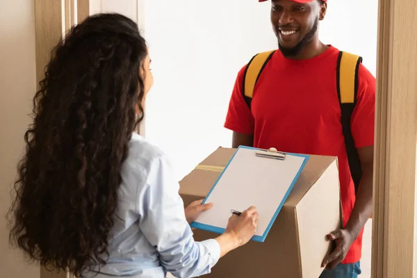 Kunde, der Bestellung per Unterschriftenformular erhält, das die Lieferung bestätigt — Stockfoto