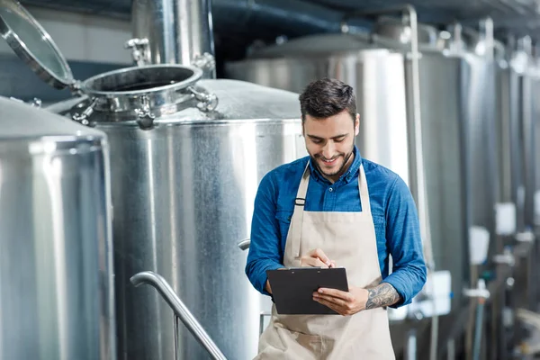 Trabalho em cervejaria moderna, coleta de dados e monitoramento da produção — Fotografia de Stock