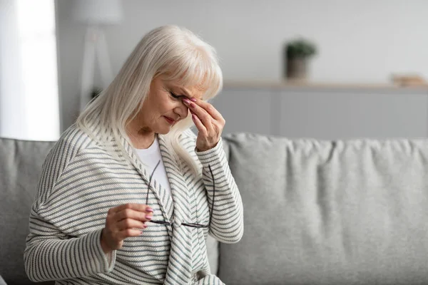 Stanco donna matura sfregamento secchi occhi irritati — Foto Stock