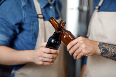 İş, ekolojik ürün, el yapımı bira fabrikası, fabrika, manufactory. Bira ve kalite kontrolü.