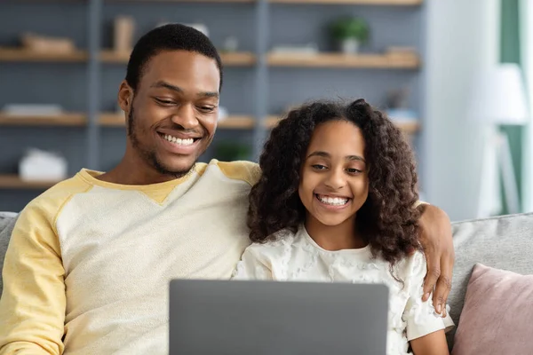 Fechar-se de pai preto feliz e criança usando laptop — Fotografia de Stock