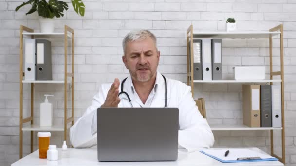 Uomo Terapista Parlando con Laptop Consulenza Paziente Online In Clinica — Video Stock