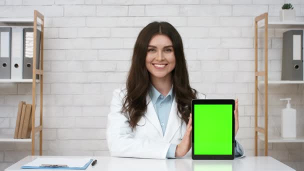 Doctor Lady mostrando tableta digital con pantalla de clave de croma en interiores — Vídeo de stock