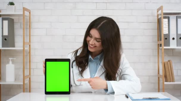 緑の画面の屋内でタブレットコンピュータを示す医師の女性 — ストック動画