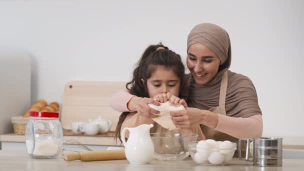 Gelukkig Midden-Oosten moeder en dochter Kneading Dough bakken in de keuken — Stockvideo